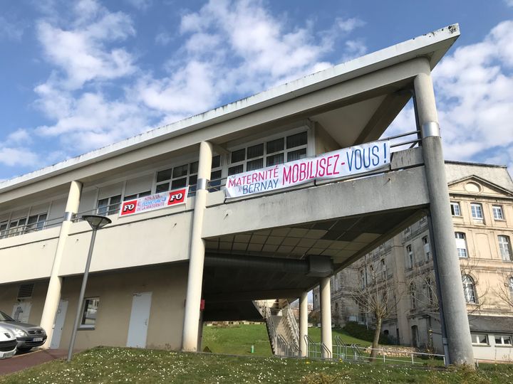 Une banderole pour défendre la maternité&nbsp;à Bernay, dans l'Eure, en mars 2018. (ARIANE GRIESSEL / FRANCEINFO)