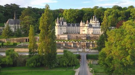 Classé au patrimoine mondial, le Val de Loire se découvre à vélo ou en bateau, offrant aux touristes un voyage à travers son histoire et ses spécialités culinaires.