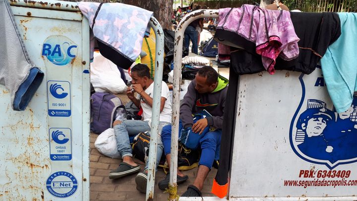 Des conditions de vie précaires pour les migrants vénézuéliens au&nbsp;camp improvisé de&nbsp;Bucaramanga, en Colombie.&nbsp; (BENJAMIN ILLY / RADIO FRANCE)