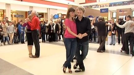 Le tango investit les lieux publics mulhousiens comme ici la gare
 (France 3 Culturebox)