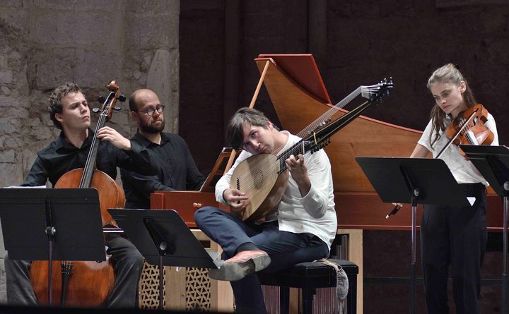 Festival d'Ambronay 2020 : le luthiste et chef d'orchestre Thomas Dunford, au centre, entouré de son ensemble Jupiter le 18 septembre 2020. (BERTRAND PICHENE)