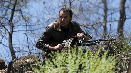 Un combattant rebelle syrien participe &agrave; une s&eacute;ance d'entra&icirc;nement, le 24 avril 2013 dans la province de Lattaqui&eacute; (Syrie). (MIGUEL MEDINA / AFP)