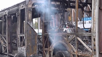 Des affrontements et deux bus incendiés à Rillieux-la-Pape (Rhône), où des renforts de CRS et de la brigade anticriminalité (BAC), ont été dépêchés sur place, le vendredi 1er novembre. La veille, des violences avaient déjà éclaté et trois jeunes avaient été interpellés.