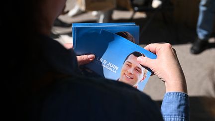 Dépliants de campagne pour le Rassemblement National, 31 mai 2024. (NICOLAS TUCAT / AFP)