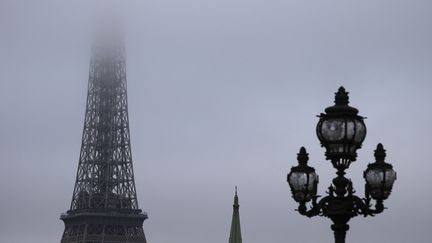 Une image de la Tour Eiffel dans lebrouillard et la pollution le 29 octobre 2015. (JOEL SAGET / AFP)