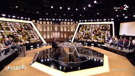 Le plateau de l'émission "Elysée 2022", le 24 mars 2022. (FRANCE 2)