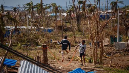 Des enfants jouent dans les décombres à Pamandzi, à Mayotte, le 17 décembre 2024. (DIMITAR DILKOFF / AFP)