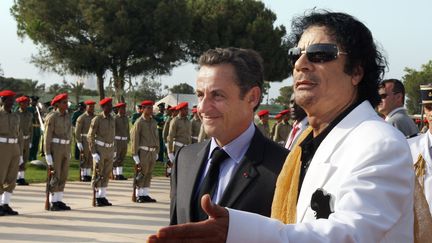 Le président français, Nicolas Sarkozy, est reçu par Mouammar Kadhafi à Tripoli (Libye), le 25 juillet 2007. (PATRICK KOVARIK / AFP)