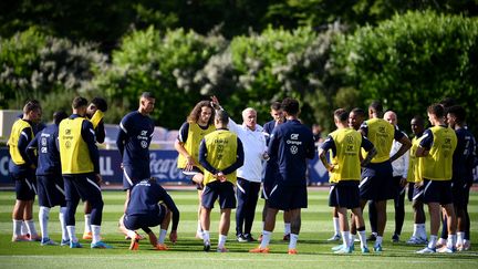 Le sélectionneur de l'équipe de France de football, Didier Deschamps, lors d'une séance d'entraînement à Clairefontaine-en-Yvelines, le 30 mai 2022, (FRANCK FIFE / AFP)