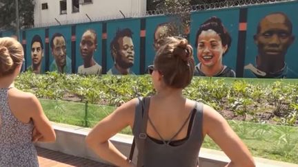 Une fresque gigantesque peinte en honneur des athlètes de l'équipe de réfugiés à Rio