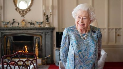 La reine Elizabeth II est photographiée au château de Windsor (Royaume-Uni), le 28 avril 2022. (DOMINIC LIPINSKI / POOL / AFP)