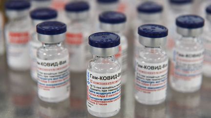 Des doses du vaccin russe Spoutnik V produit dans une usine pharmaceutique de Karaganda, au Kazakhstan, le 2 mars 2021.&nbsp; (VLADISLAV VODNEV / SPUTNIK / AFP)