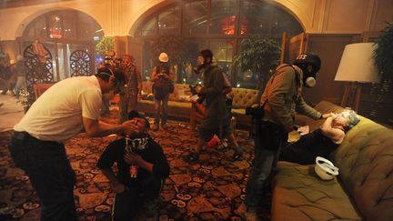 Des manifestants sont r&eacute;fugi&eacute;s dans le hall de l'h&ocirc;tel Divan pr&egrave;s de la place Gezi &agrave; Istanbul (Turquie) afin d'&eacute;chapper &agrave; la police venue &eacute;vacuer les lieux, le 15 juin 2013. (GOKHAN GUNGOR / SIPA)