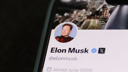 Le compte d'Elon Musk sur X affiché sur l'écran d'un téléphone en Pologne le 6 août 2024. (JAKUB PORZYCKI / NURPHOTO / AFP)