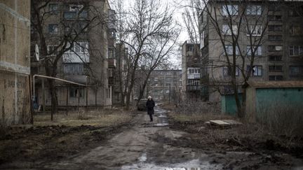 Une femme dans une rue de Bakhmout (Ukraine), le 13 mars 2023. (NARCISO CONTRERAS / ANADOLU AGENCY / AFP)