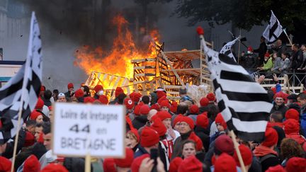 Les manifestants bretons contre l'&eacute;cotaxe et pour l'emploi en Bretagn, lors du rassemblement &agrave; Quimper, le 2 novembre 2103. (FRED TANNEAU / AFP)