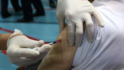 Une personne se fait vacciner contre le Covid-19 dans un centre de vaccination à Fleurance, dans le Gers, le 19 janvier 2021. (SEBASTIEN LAPEYRERE / HANS LUCAS / AFP)