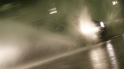 Pluie battante pour les voitures empruntant la "promenade des Anglais" (archives 22/12/2009) (AFP / Valéry Hache)