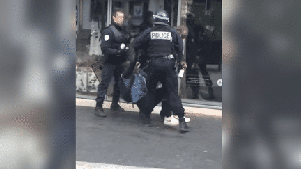 Une vidéo montre un adolescent se faire frapper par un policier non loin du lycée Bergson de Paris, le 24 mars 2016, en marge de la mobilisation contre la loi Travail. (CR12 C / YOUTUBE)