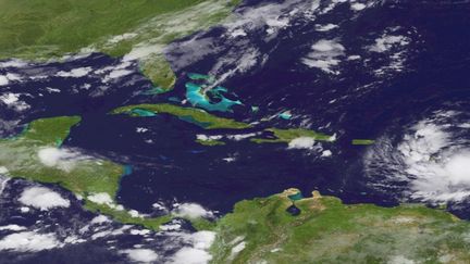 Une image satellite de la temp&ecirc;te tropicale Isaac, &agrave; son approche de la Guadeloupe, le 22 ao&ucirc;t 2012. (NOAA / AFP)