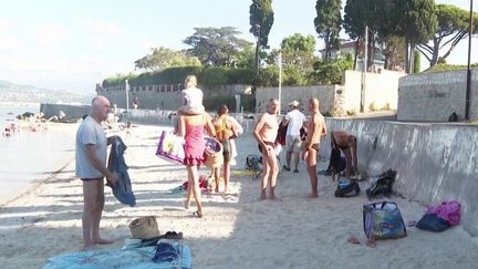 Vacances d'été : à Antibes, les riverains profitent de la plage avant la chaleur