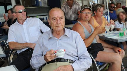 L'ancien pr&eacute;sident de la R&eacute;publique Jacques Chirac &agrave; la terrasse d'un caf&eacute; &agrave; Dinard (Ille-et-Vilaine), ao&ucirc;t 2012. (LE TELEGRAMME / MAXPPP)