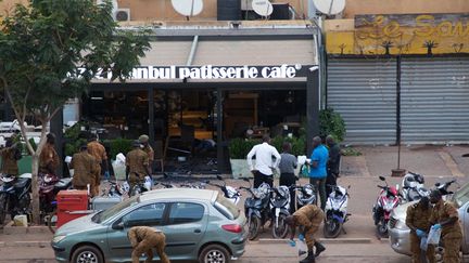 Les forces de l'ordre se tiennent devant le restaurant&nbsp;Istanbul, à Ouagadougou (Burkina Faso),&nbsp;le 14 août 2017 après l'attaque de l'établissement. (OLYMPIA DE MAISMONT / ANADOLU AGENCY / AFP)