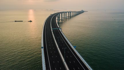 Le plus long pont maritime au monde, qui relie Hong Kong, Macao et Zhuhai, en Chine continentale,&nbsp;le 22 octobre 2018.
 (ANTHONY WALLACE / AFP)