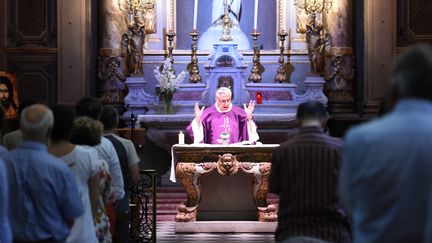 Ces messes d'hommage ont eu lieu un peu partout en France. Ici dans la cathédrale Notre-Dame à Bordeaux (Gironde). (MEHDI FEDOUACH / AFP)