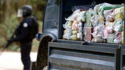 Un camion de la police chargé de 2,5 tonnes de cocaïne saisie à Rufisque, au Sénégal, en août 2007. La drogue d’une valeur de 300 millions de dollars a été brûlée sous bonne garde policière. (FINBARR O'REILLY / X90055)