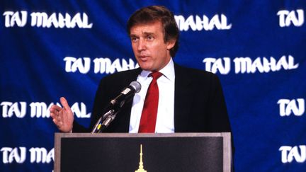 Donald Trump lors d'une conférence de presse sur son hôtel à Atlantic City (Etats-Unis), le Trump Taj Mahal, le 1er mars 1989 à Washington (Etats-Unis).&nbsp; (ARNIE SACHS / DPA / AFP)