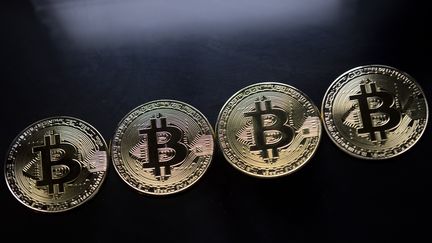 Des bitcoins représentés sous forme de pièces. (JUSTIN TALLIS / AFP)