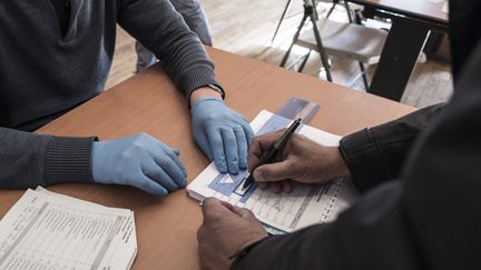 Bureau de vote à Saint-Ouen (Seine-Saint-Denis), le 15 mars 2020. (ADRIEN VAUTIER / LE PICTORIUM / MAXPPP)