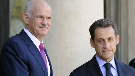 Le Premier ministre grec George Papandreou (&agrave; g.) et le pr&eacute;sident fran&ccedil;ais Nicolas Sarkozy &agrave; l'Elys&eacute;e, &agrave; Paris, le 30 septembre 2011.&nbsp; (ERIC FEFERBERG / AFP)