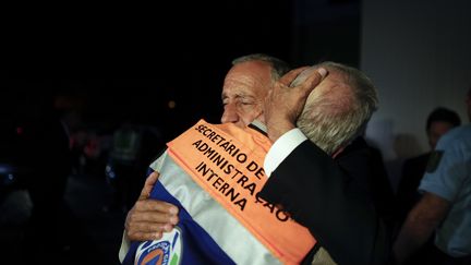 Le President de la République du Portugal, Marcelo Rebelo de Sousa, embrasse le Secrétaire d'Etat Jorge Gomes, lors d'un déplacement dans la région touchée par l'incendie. (MAXPPP)