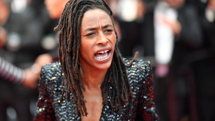 L'actrice et humoriste Shirley Souagnon chante à l'écoute de "Diamonds" de Rihanna, clin d'oeil au film de Céline Sciamma "Bande de filles" projeté en avant-première à Cannes en 2014. L'histoire colle au combat de ce soir : de jeunes filles noires victimes des inégalités se forment en "gang" et vivent enfin la liberté. Certaines des actrices du film font parties des 16.
 (ALBERTO PIZZOLI / AFP)