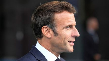 Le président Emmanuel Macron s'adresse aux médias avant le lancement du Conseil national de la refondation (CNR) à Marcoussis (Essonne), le 8 septembre 2022. (MICHEL EULER / POOL / AFP)