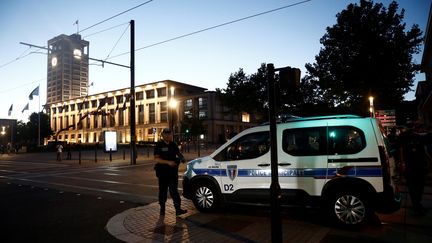 Des policiers positionnés près du lieu d'une prise d'otages, jeudi 6 août 2020 au Havre (Seine-Maritime). (SAMEER AL-DOUMY / AFP)