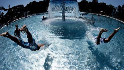 Des enfants plongent dans une piscine &agrave; Munich, le 13 ao&ucirc;t 2012. (VICTORIA BONN-MEUSER / DPA)