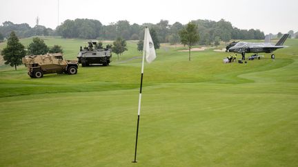 Des v&eacute;hicules militaires sont stationn&eacute;s sur le terrain de golf du Celtic Manor Hotel o&ugrave; se d&eacute;roule le sommet de l'OTAN &agrave; Newport (Royaume-Uni), le 3 septembre 2014. (REUTERS)