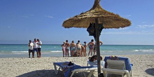 La mer, une plage et des touristes à Mahdia (200 km au sud de Tunis) le 8 octobre 2012. (AFP - DPA - Oliver Berg)