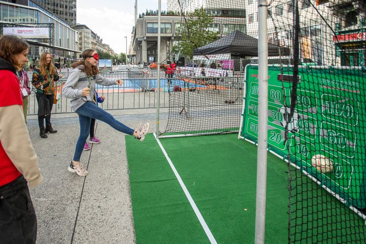 Une jeune fille s'essayant à un exercice de cécifoot lors de la journée paralympique organisée à Bruxelles, en Belgique, le 1er octobre 2022. (JAMES ARTHUR GEKIERE / BELGA MAG)