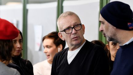 Jean Paul Gaultier (G) dans les coulisses de son défilé printemps-été 2019, à Paris avec le directeur de casting, Tanel Bedrossiantz (D). (ALAIN JOCARD / AFP)