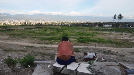 Un homme est au milieu des dégâts d'un séisme qui a touché l'Indonésie en septembre 2018, à Palu. (OLAGONDRONK / AFP)