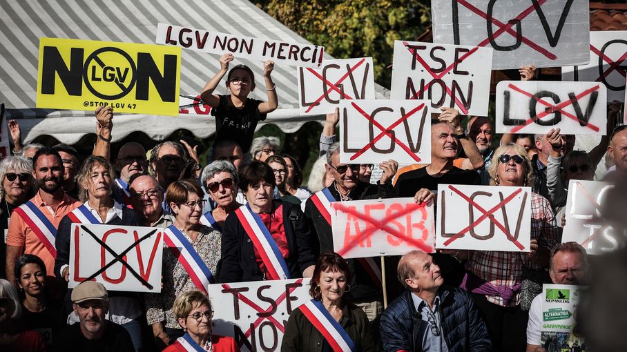 LGV Sud-Ouest : plus de 800 opposants sur place, des tirs contre un hélicoptère de la gendarmerie