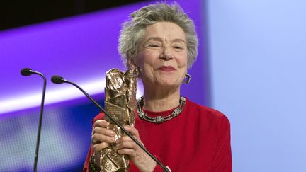 Emmanuelle Riva et son C&eacute;sar de la meilleure actrice dans Amour, de Michael Haneke, le 22 f&eacute;vrier 2013 &agrave; Paris.&nbsp; (CHARLES PLATIAU / REUTERS)