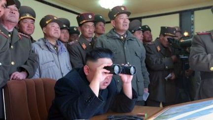 Photo publiée par l'agence officielle nord-coréenne KCNA, le 14 mars 2013. Le dirigeant nord-coréen Kim Jong-Un supervise un exercice d'artillerie près de la frontière maritime contestée avec la Corée du Sud. (AFP PHOTO / KCNA / KNS)