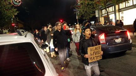 Des manifestants dans les rues de Berkeley (Missouri), apr&egrave;s la mort d'Antonio Martin, un jeune Noir de 18 ans tu&eacute; par la police, dans la nuit du 23 au 24 d&eacute;cembre 2014.&nbsp; (JUSTIN SULLIVAN / GETTY IMAGES NORTH AMERICA)