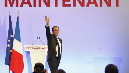 Le candidat socialiste Fran&ccedil;ois Hollande salue la foule &agrave; son arriv&eacute;e sur la sc&egrave;ne avant de faire son discours au soir du premier tour de l'&eacute;lection pr&eacute;sidentielle &agrave; Tulle (Corr&egrave;ze), le 22 avril 2012. (PATRICK KOVARIK / AFP)