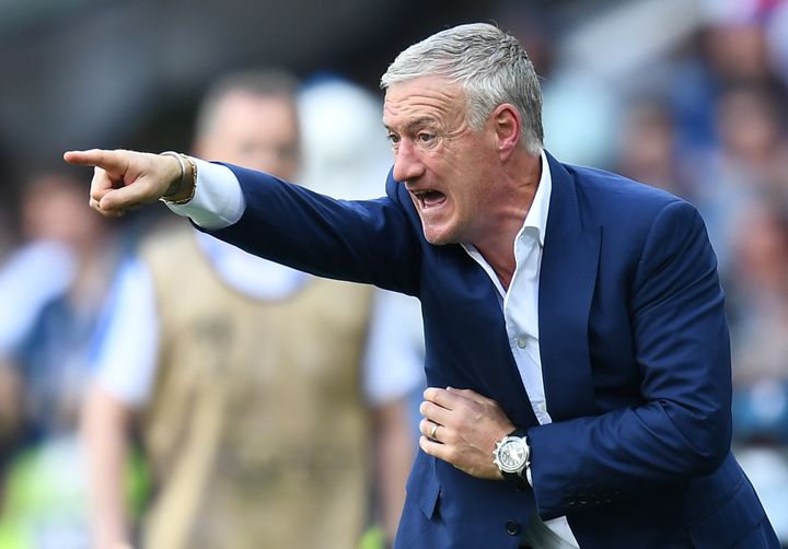 Didier Deschamps passe ses consignes pendant le huitième de finale contre l'Irlande, le 26 juin 2016 à Lyon (Rhône). (FRANCK FIFE / AFP)